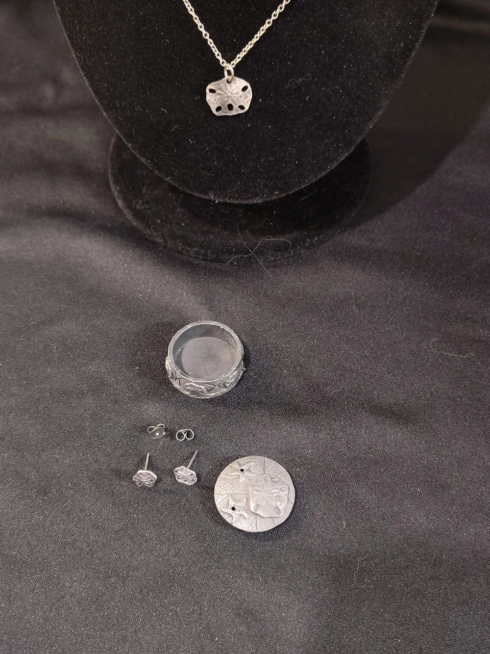 Torino Sand Dollar Pewter Necklace & Earring Set With Trinket Box - Picture 5 of 8
